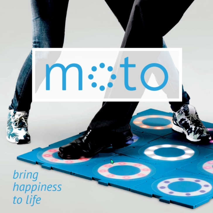ผู้สูงอายุก้าวบนแผ่น Moto Tiles ที่เรืองแสงด้วยสีสันสดใส